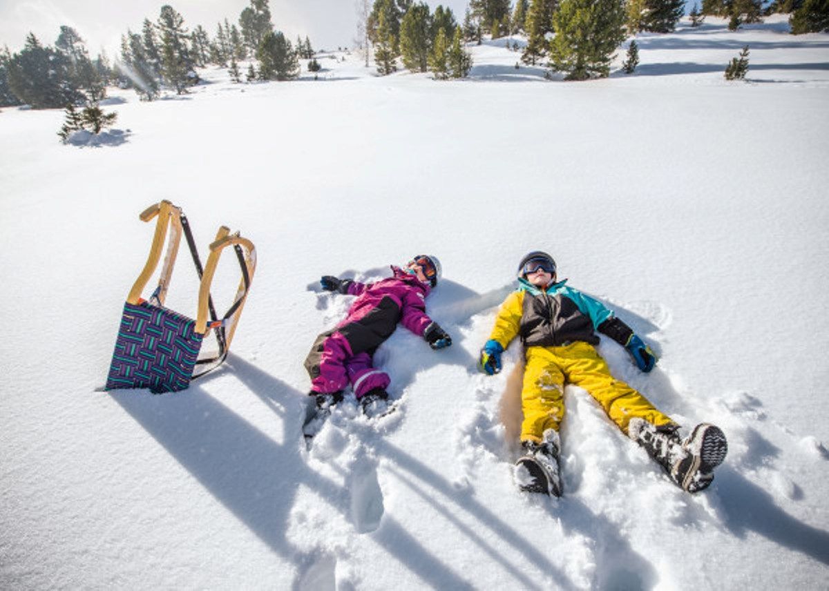 Schlittelpass Jungfrau: Kinder beim Schlitteln im Schnee der kleinen Scheidegg im Winter