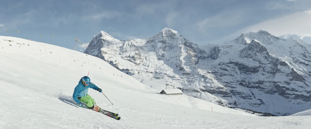Kleine Scheidegg: Skioplevelser mellem Eiger, Mönch og Jungfrau om vinteren under perfekt himmel.