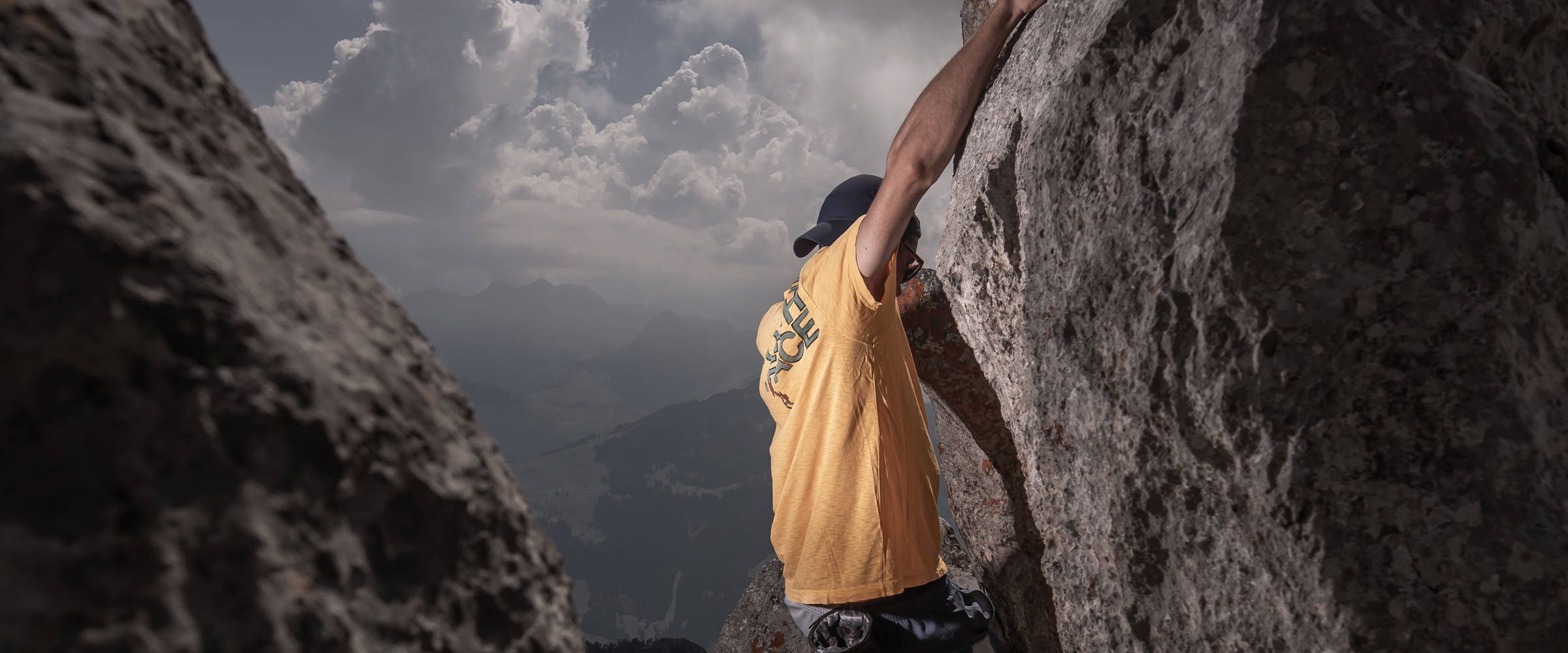 Лазание в горах: вызов природе, потрясающие виды и незабываемая командная атмосфера.