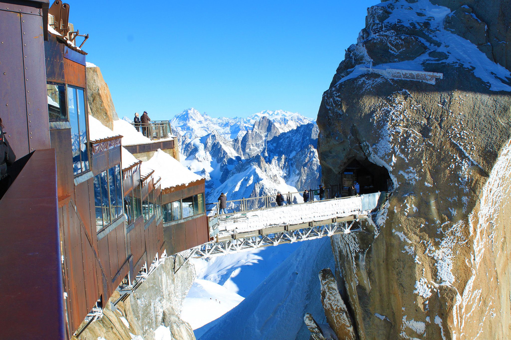 Aiguille du Midi mit schneebedeckten Bergen im Hintergrund, Besucher auf der Aussichtsplattform