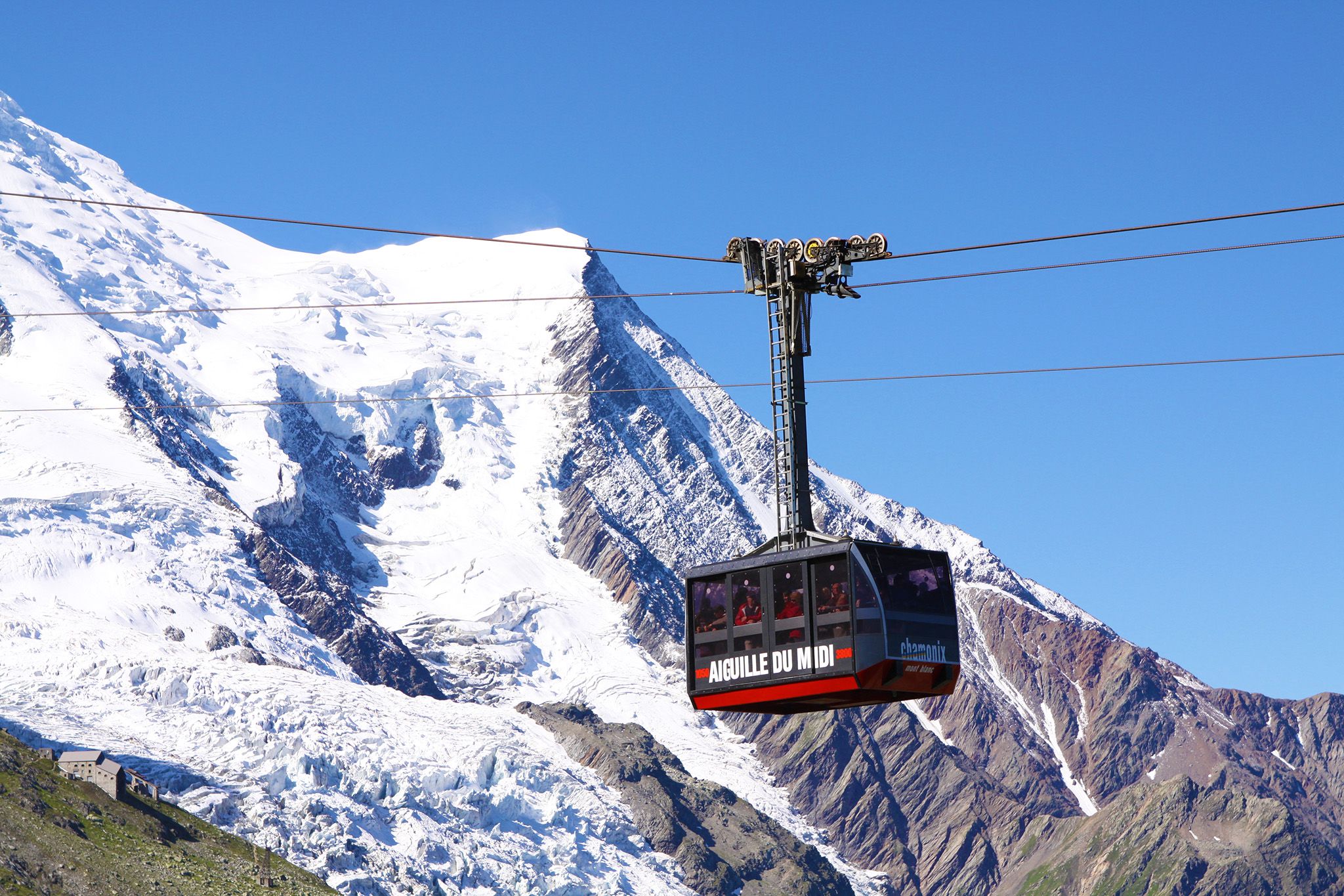 Kereta kabel Aiguille du Midi melintasi glasier di Chamonix.