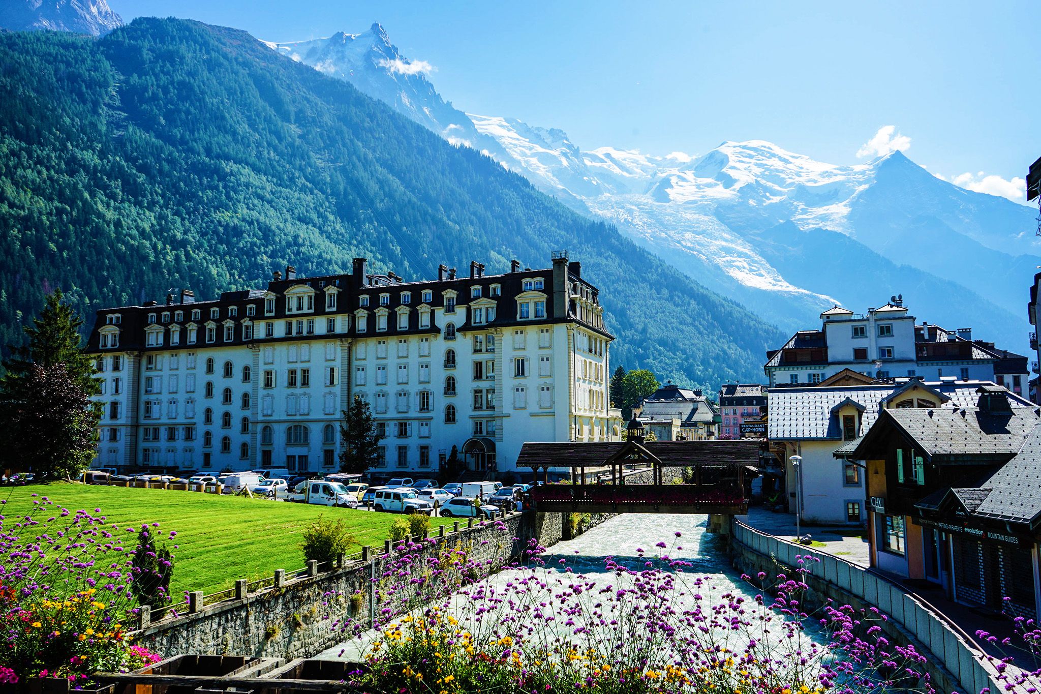 Chamonix Mont-Blanc mit Hotel, Blumen und Bergen im Hintergrund.