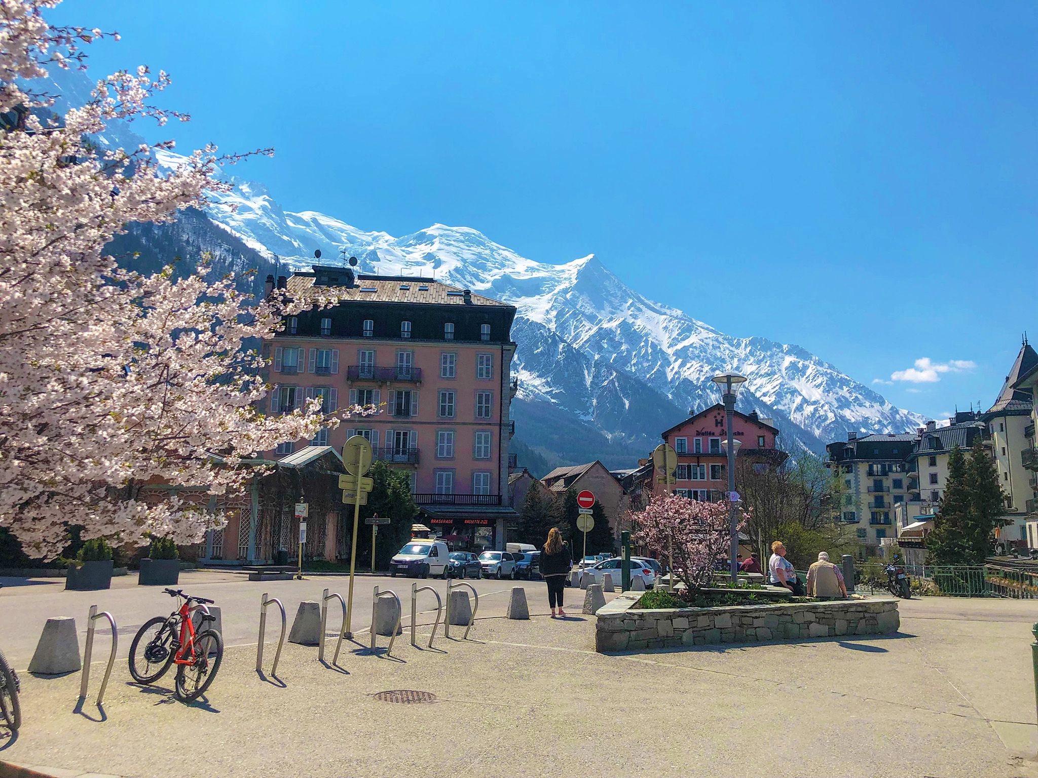 Chamonix-Mont-Blanc mit blühenden Kirschbäumen und Blick auf die Berge.