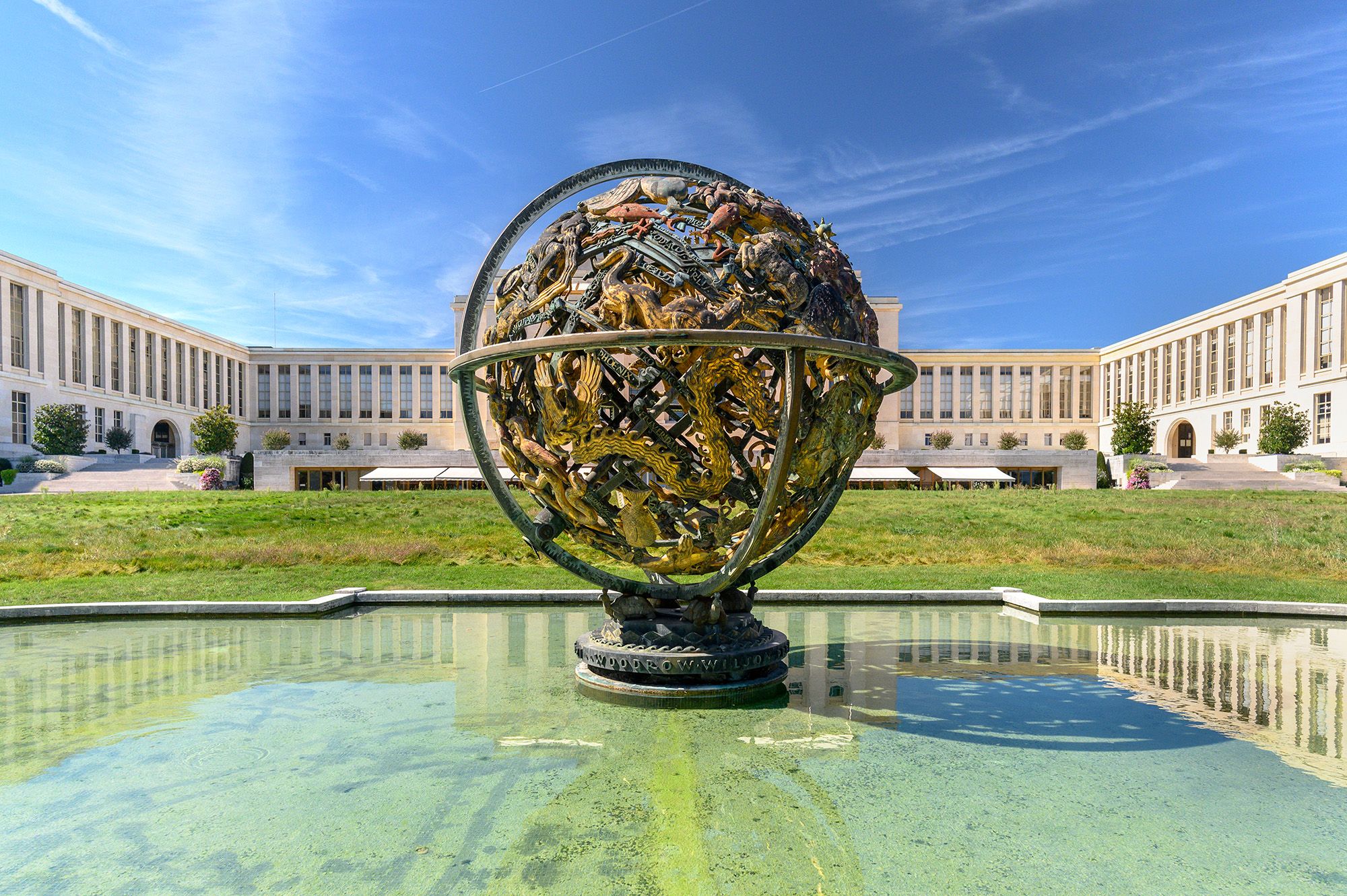 Weltkugel auf dem Platz der Nationen in Genf vor dem Palais des Nations.