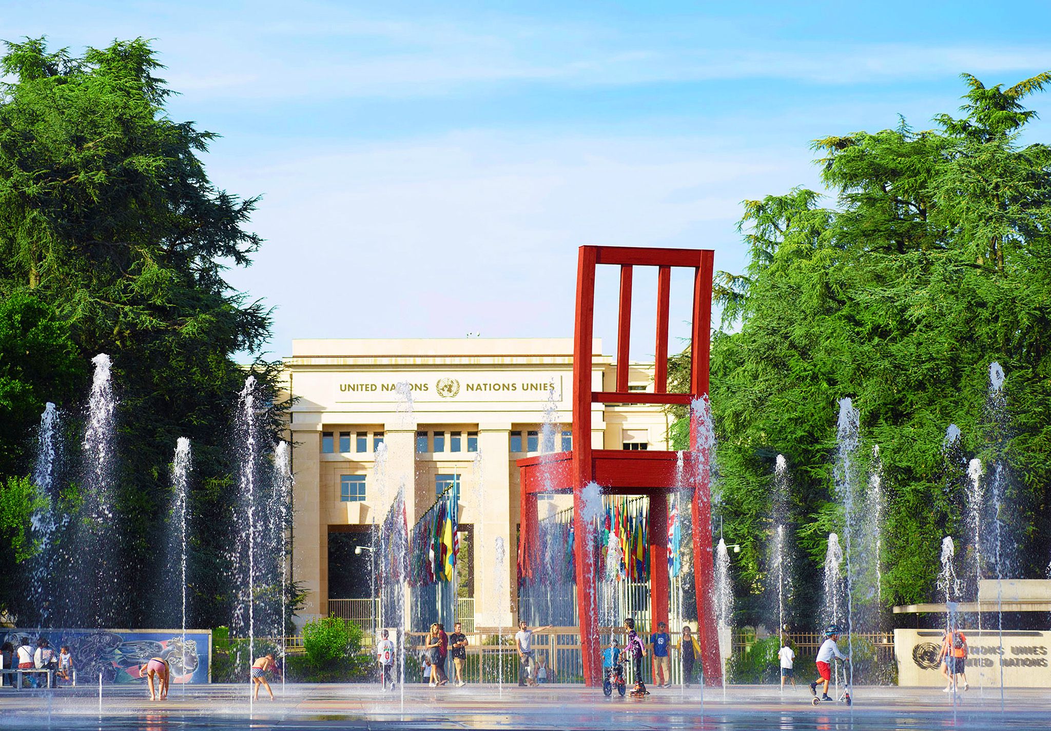 Fântână în fața sediului Națiunilor Unite din Geneva, vară. Apa dansează în aer.