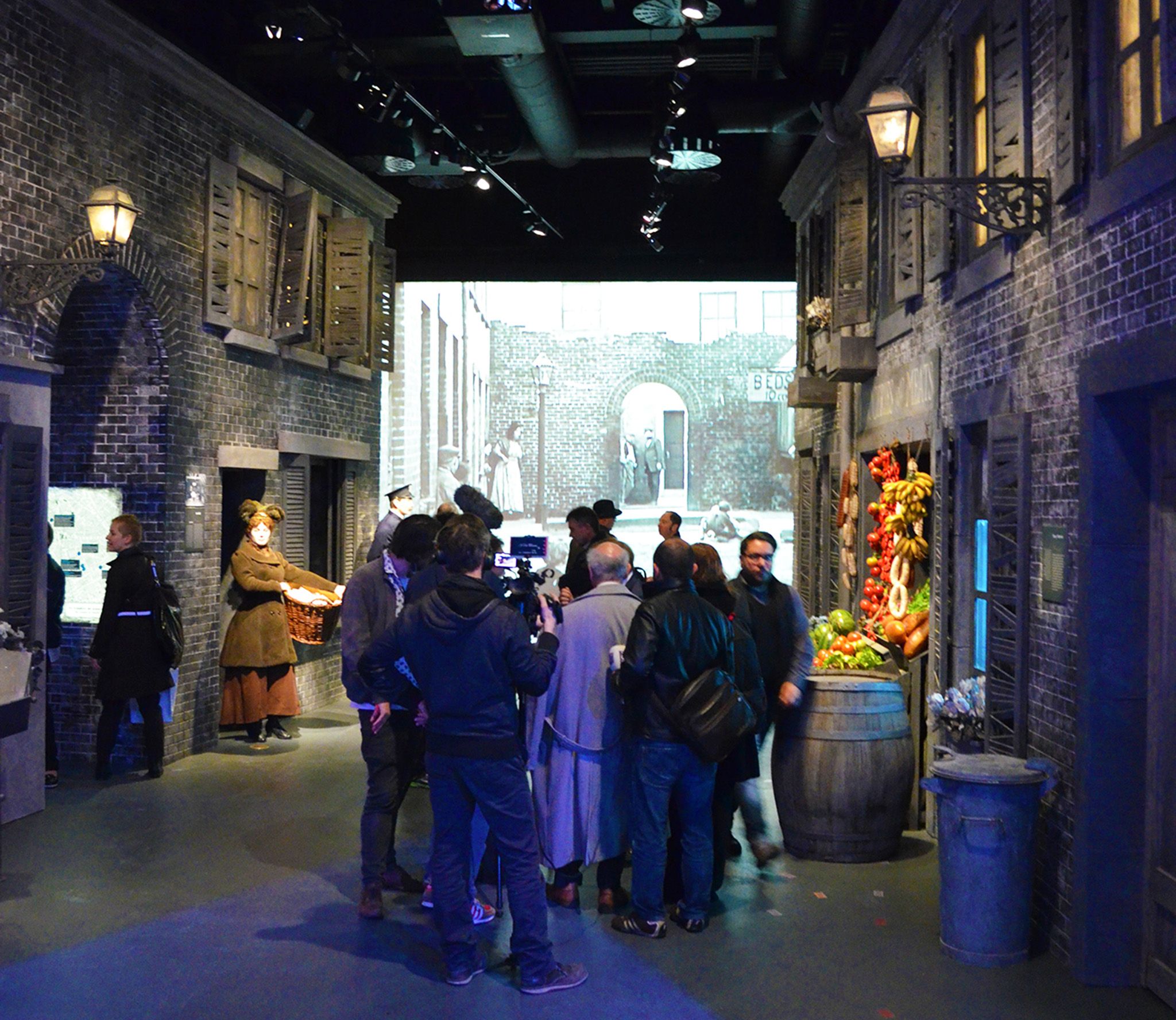 Chillon Chaplin Tour in Genf mit historischen Szenerien und Besuchern beim Erkunden.