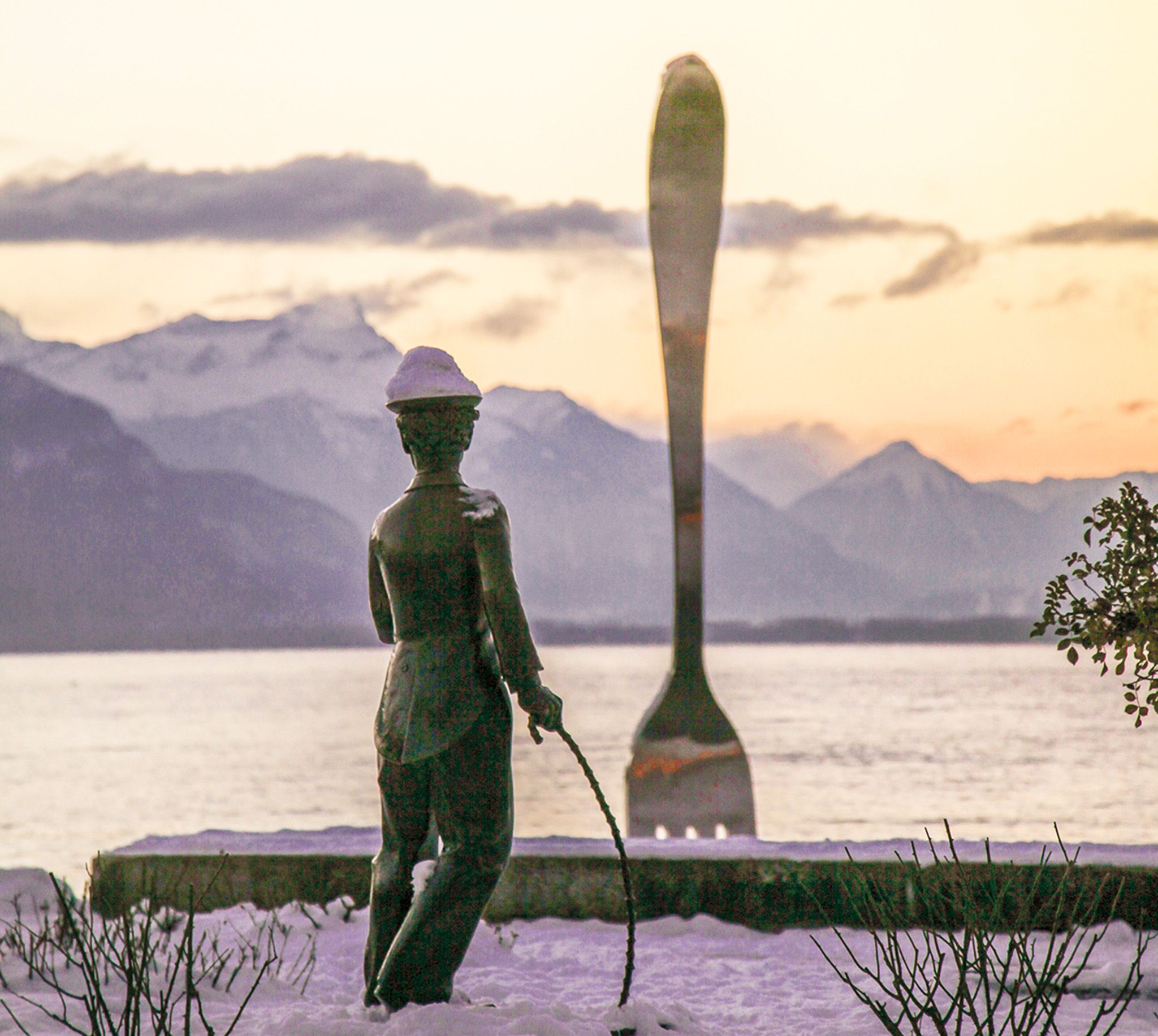 Sculpture am Chillon mit schneebedeckten Bergen im Hintergrund