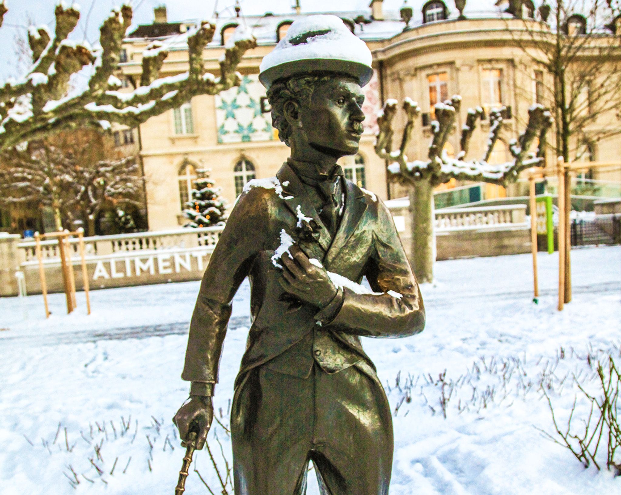 Statue mit schneebedecktem Hut im Winter in Chillon