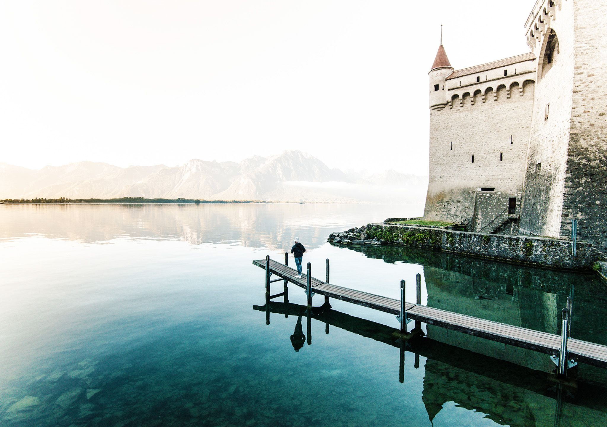 Schloss Chillon am Genfersee im Winter mit Bootssteeg