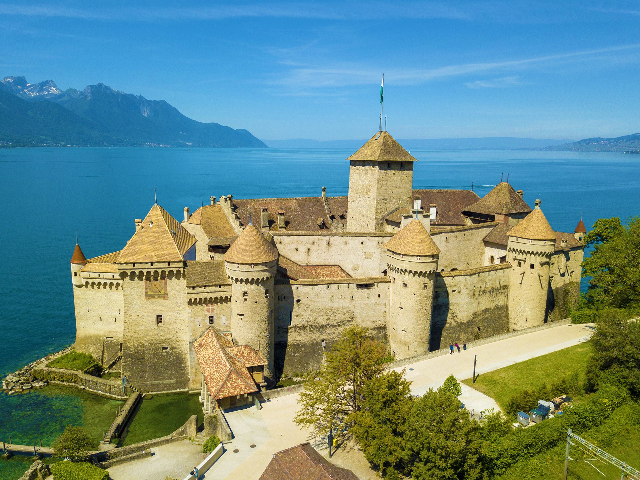 Chateau Chillon am Genfersee mit Bergen im Hintergrund.