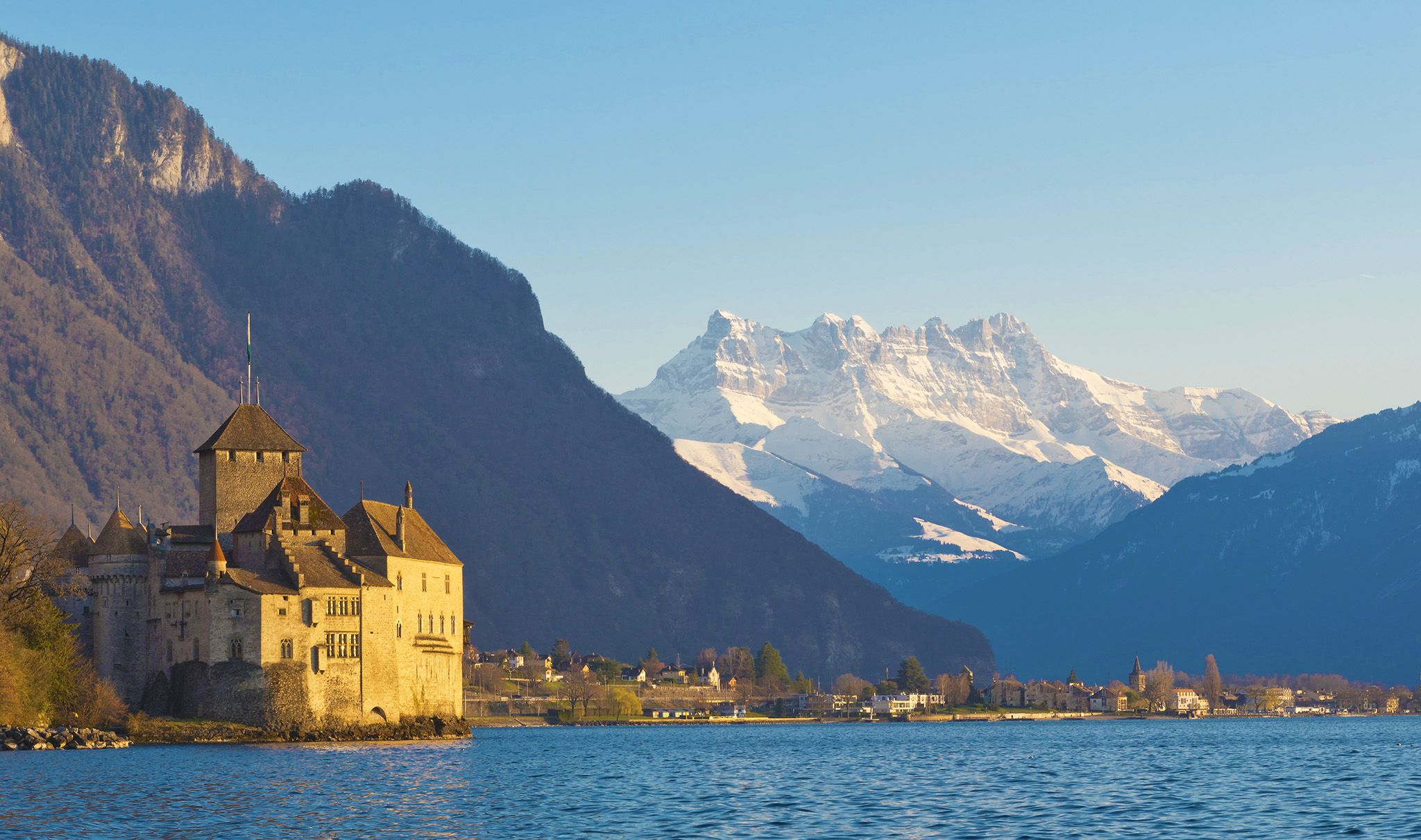 Schloss Chillon am Genfersee mit schneebedeckten Bergen im Hintergrund