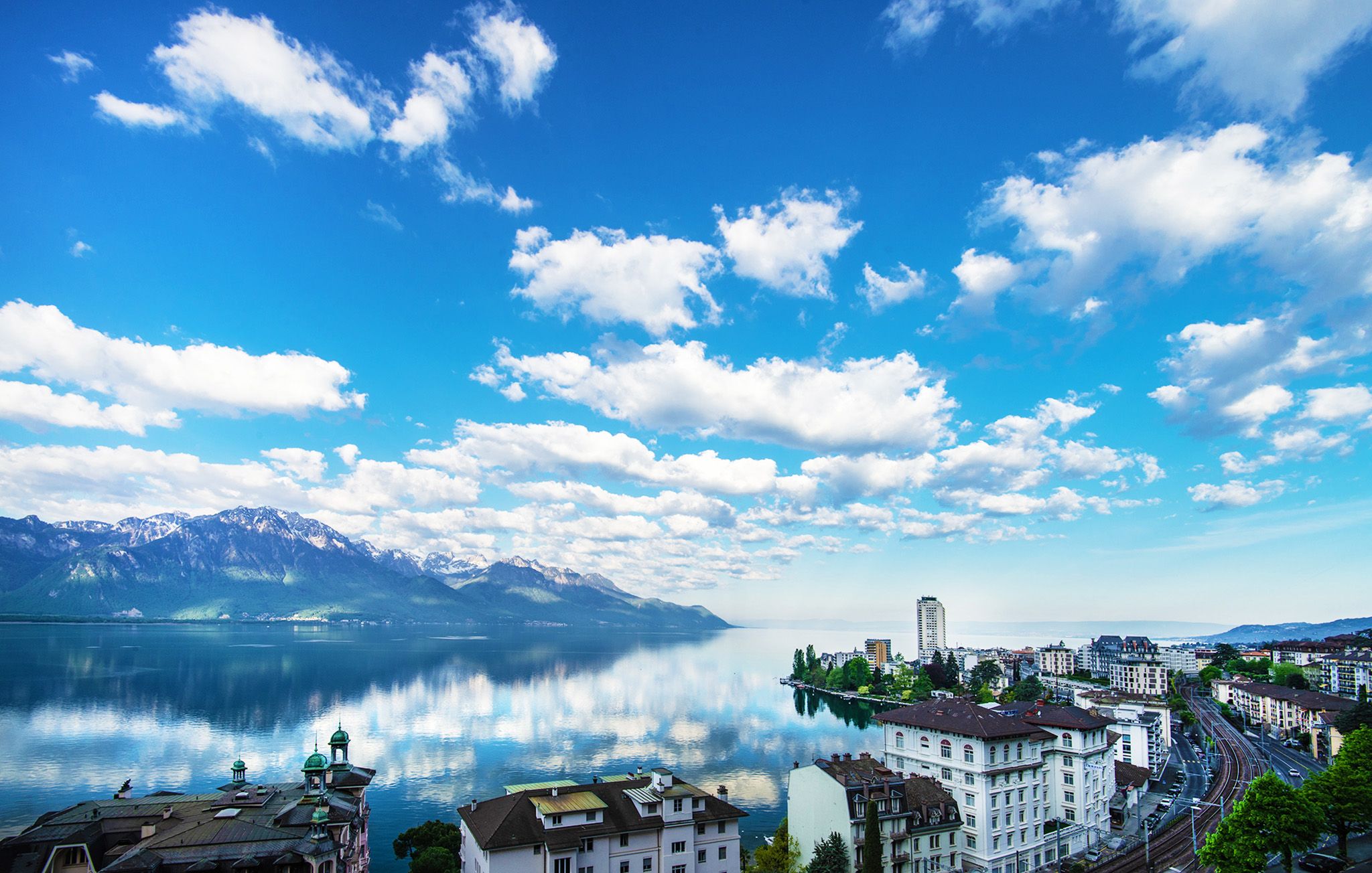 Montreux Winter zeigt den klaren See mit reflektierenden Wolken und Bergen.
