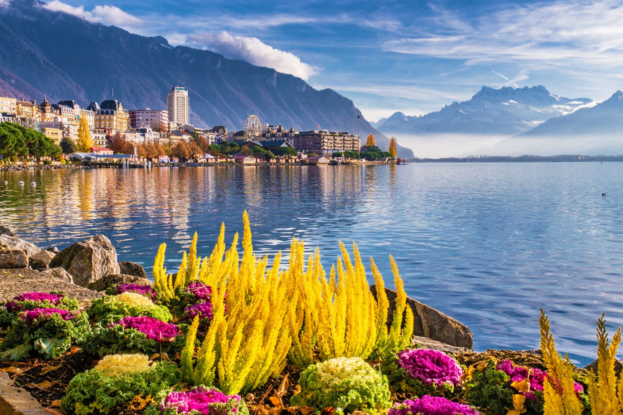 Montreux Riviera mit bunten Blumen und See, Blick auf die Alpen