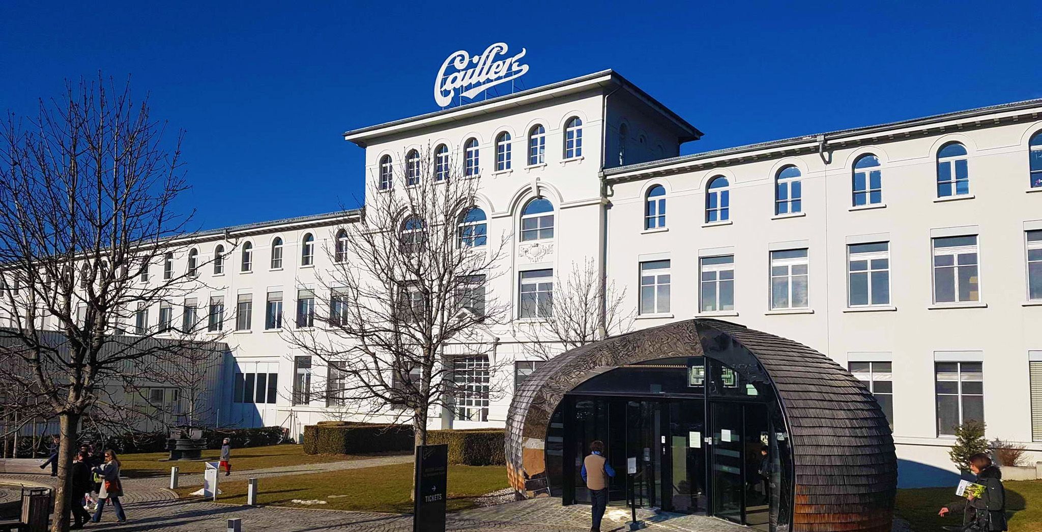 Fabrika e çokollatës Cailler në Gruyeres me një qiell të kthjellët blu.