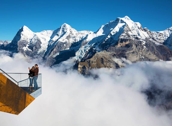 Παρατηρητήριο Jungfraujoch με χιονισμένα βουνά στο φόντο