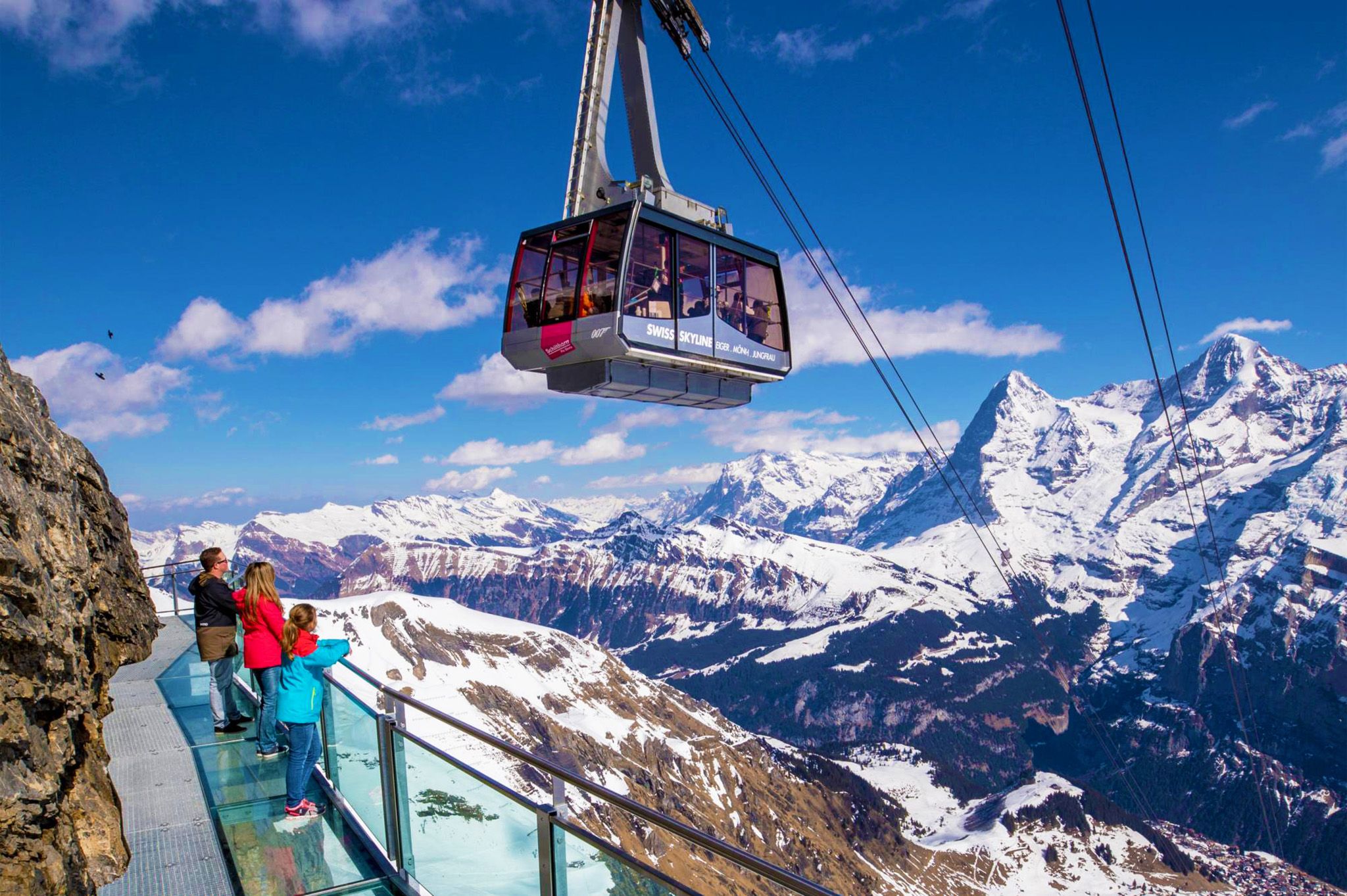 Schilthorn med gondol, panoramaskøn over bjergene, sne ved klart vejr.
