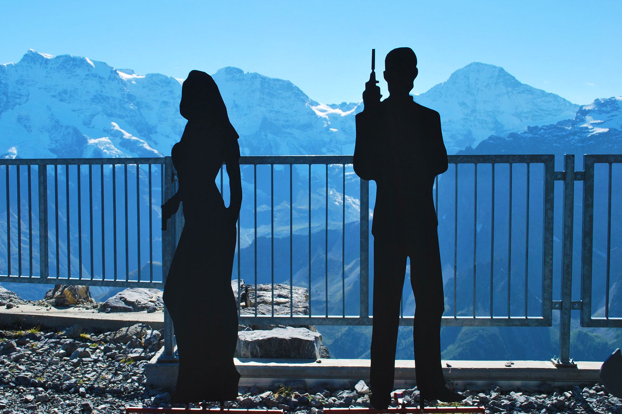 Schilthorn med udsigt over bjerge og besøgsfigur