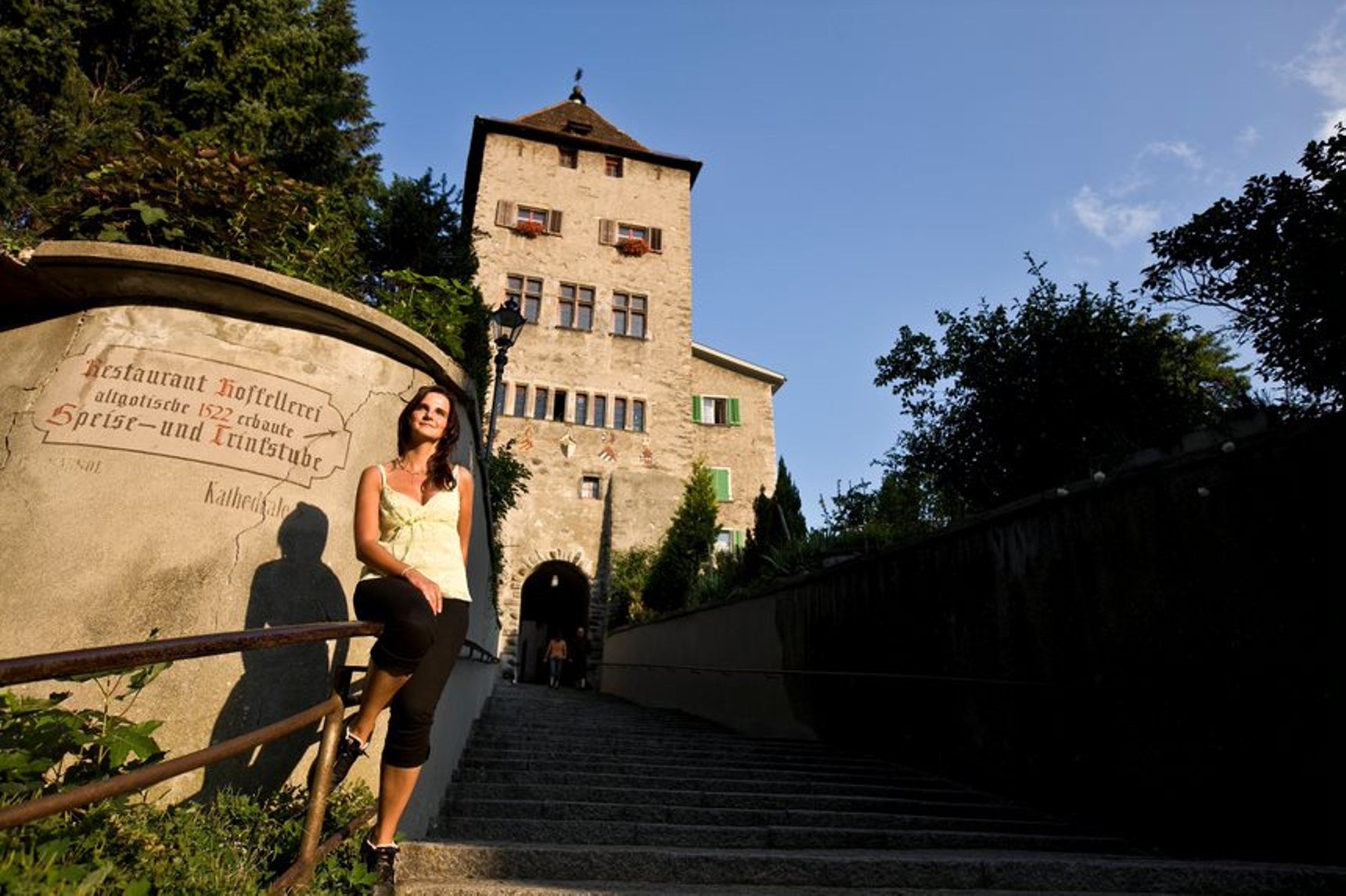 مسار تشور المرتفع مع مطعم في تشور، امرأة واقفة على الدرج.