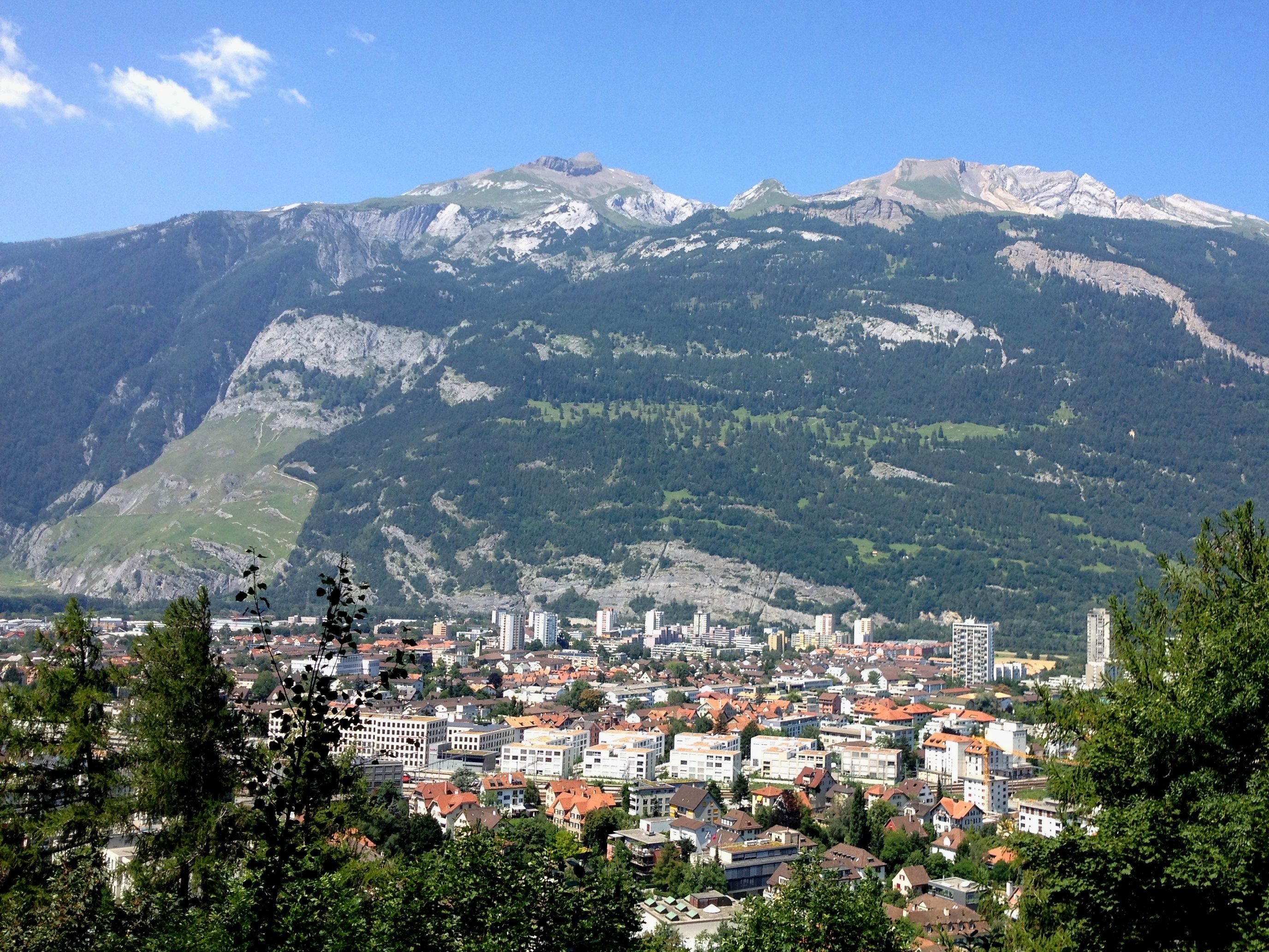 مسار شوره مع إطلالة على شوره، المناظر الطبيعية الخضراء والجبال.