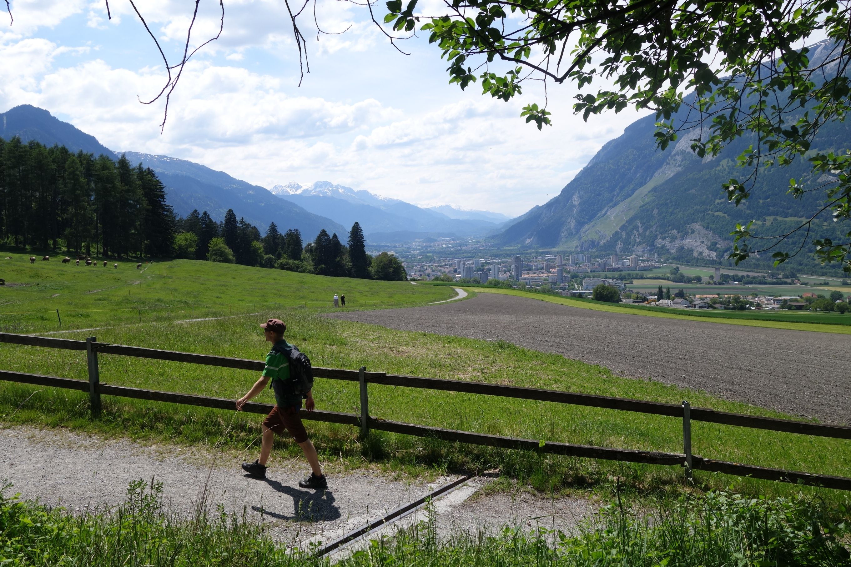 مسار تشور مع المتنزهين، مروج خضراء، خلفية جبلية