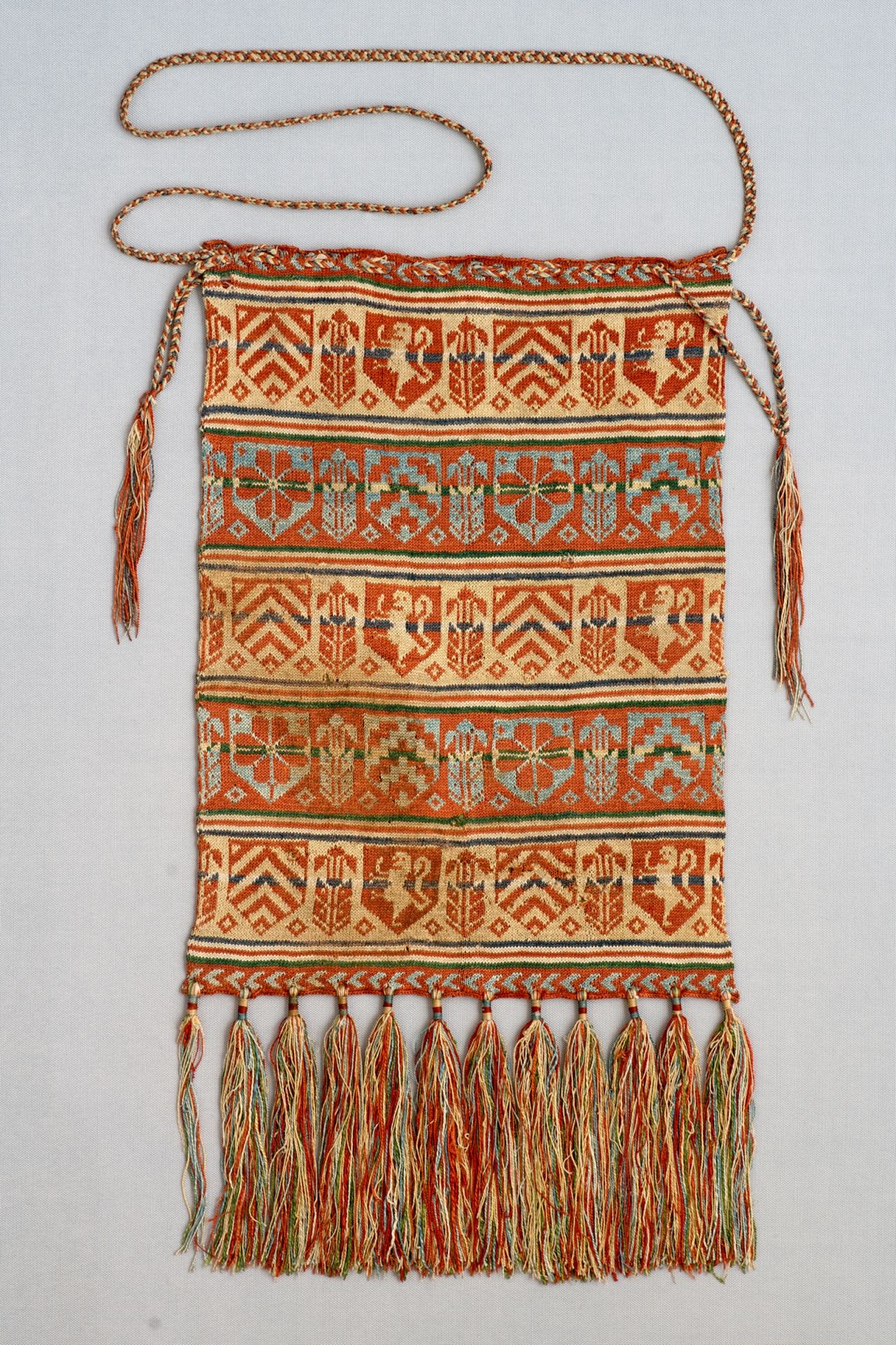 Vak hrnčířského muzea v Churu s pestrými vzory a textiliemi.