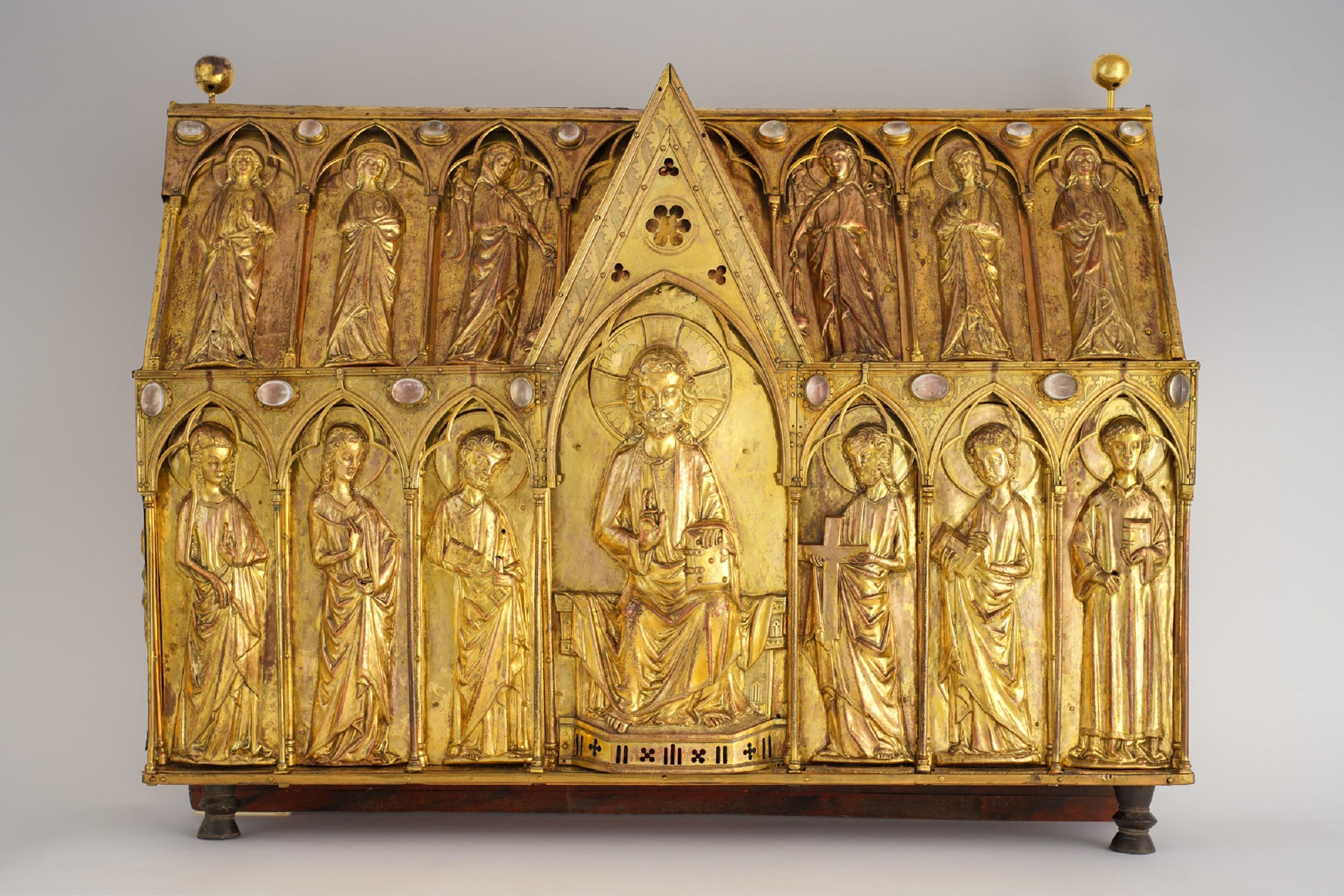 Florentský skříň v Chrámovém pokladnici v Churu s zlatými figurami a uměleckými ozdobami.