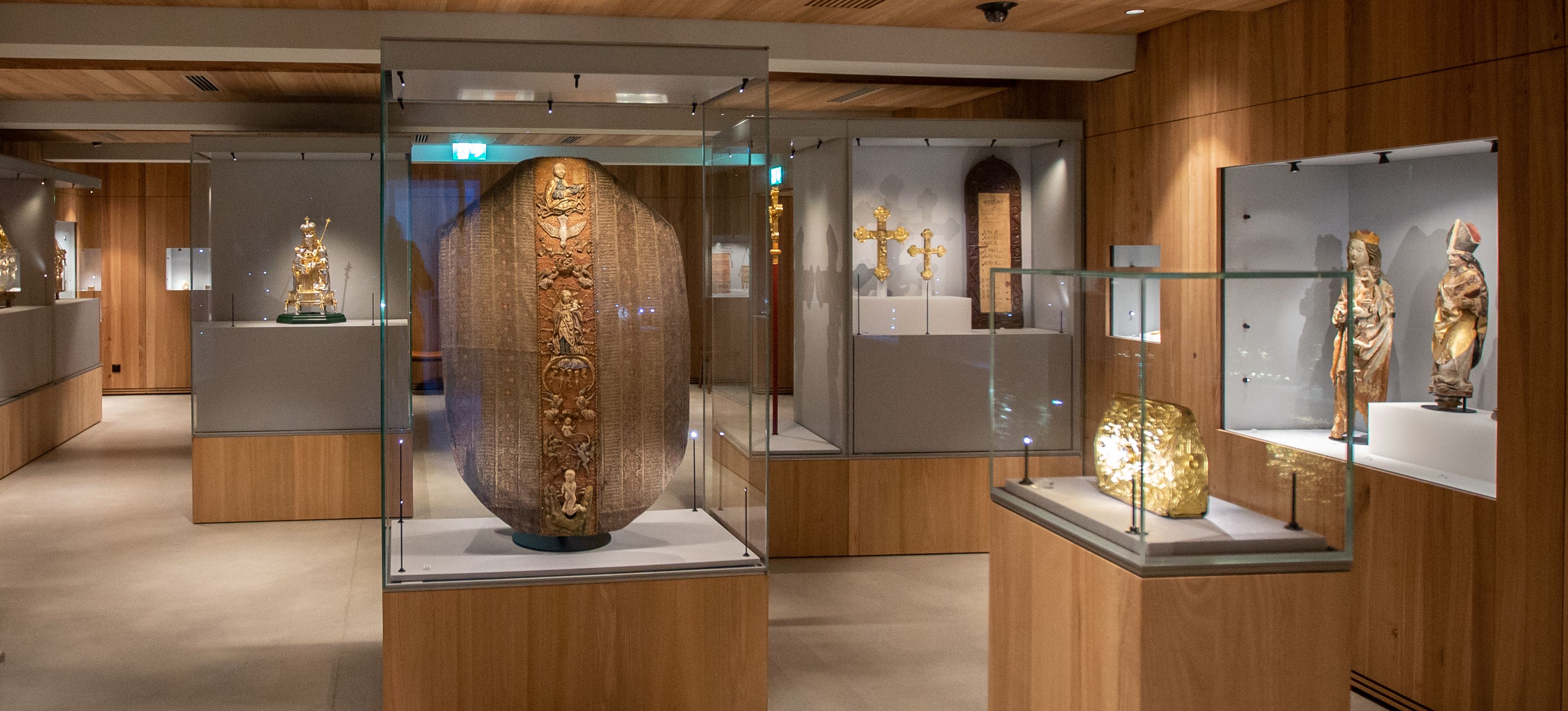 Domovní pokladnice Chur: Výstavní expozice s uměleckými díly a různými předměty.