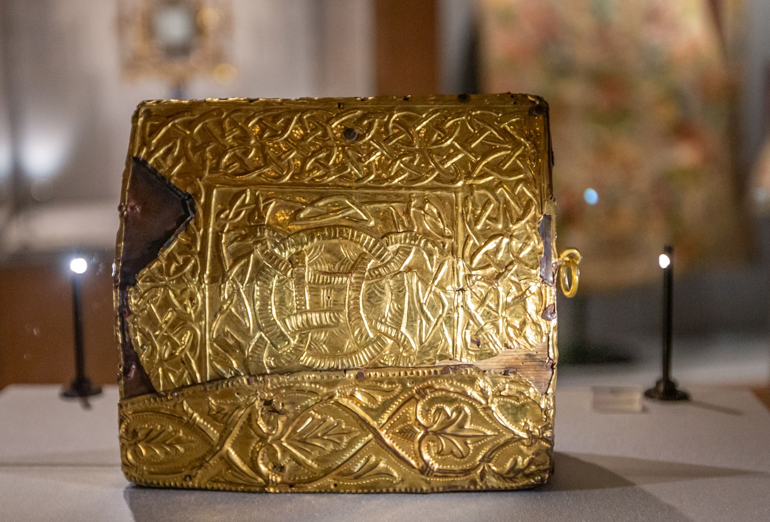 Zlaté předměty v muzeu schránky katedrály Chur, umělecké zdobení, historické artefakty