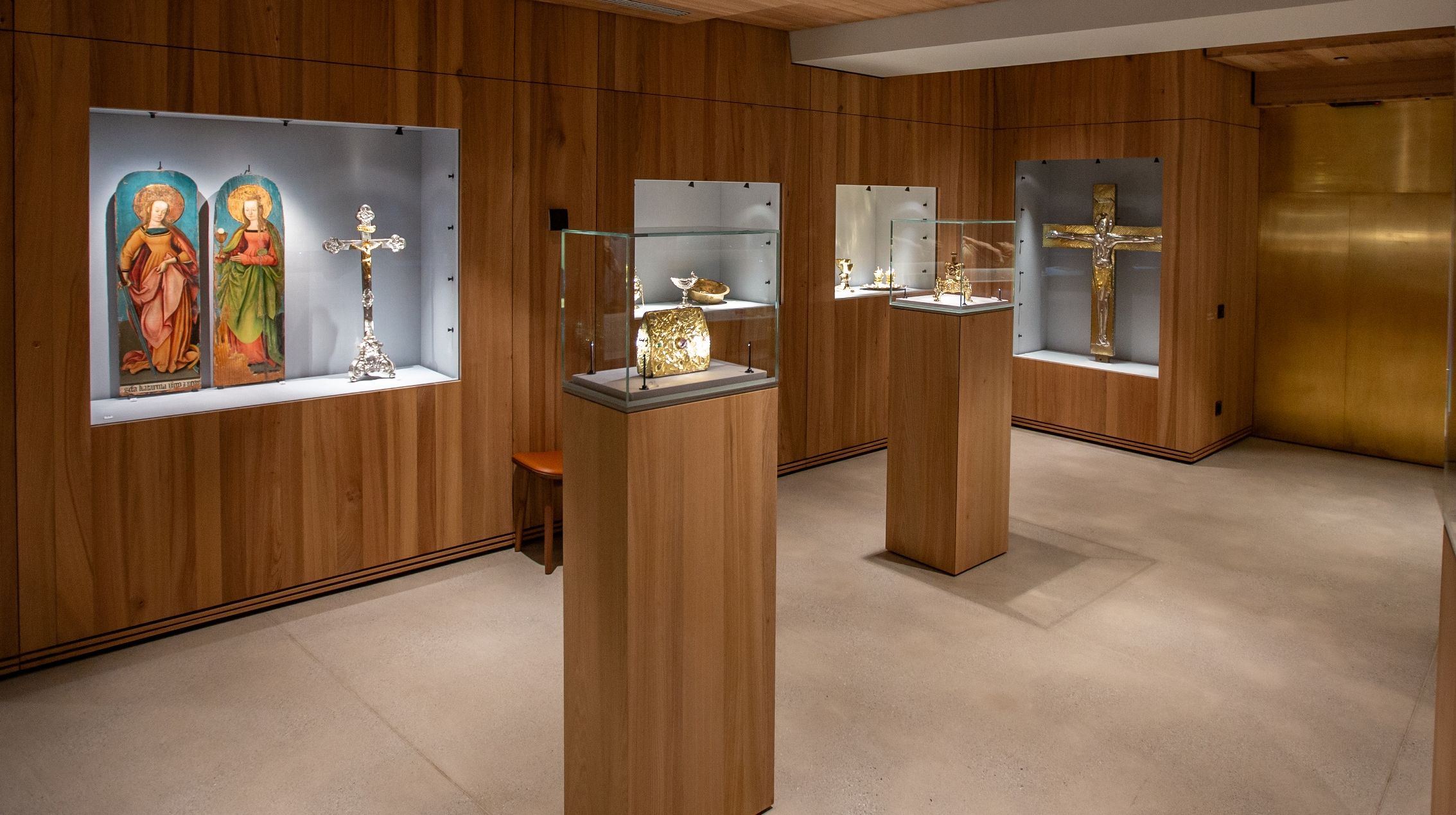 Kostnice v Churu s uměleckými exponáty, šperky ze zlata a náboženskými ikonami