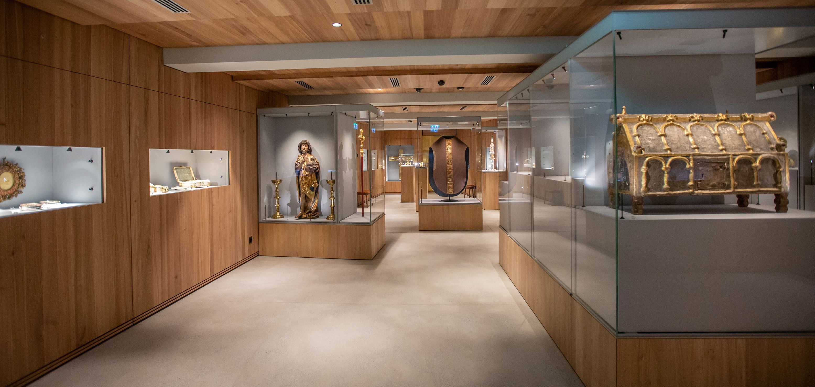 Kostelní pokladnice Chur s uměleckými předměty a dřevěným obložením.