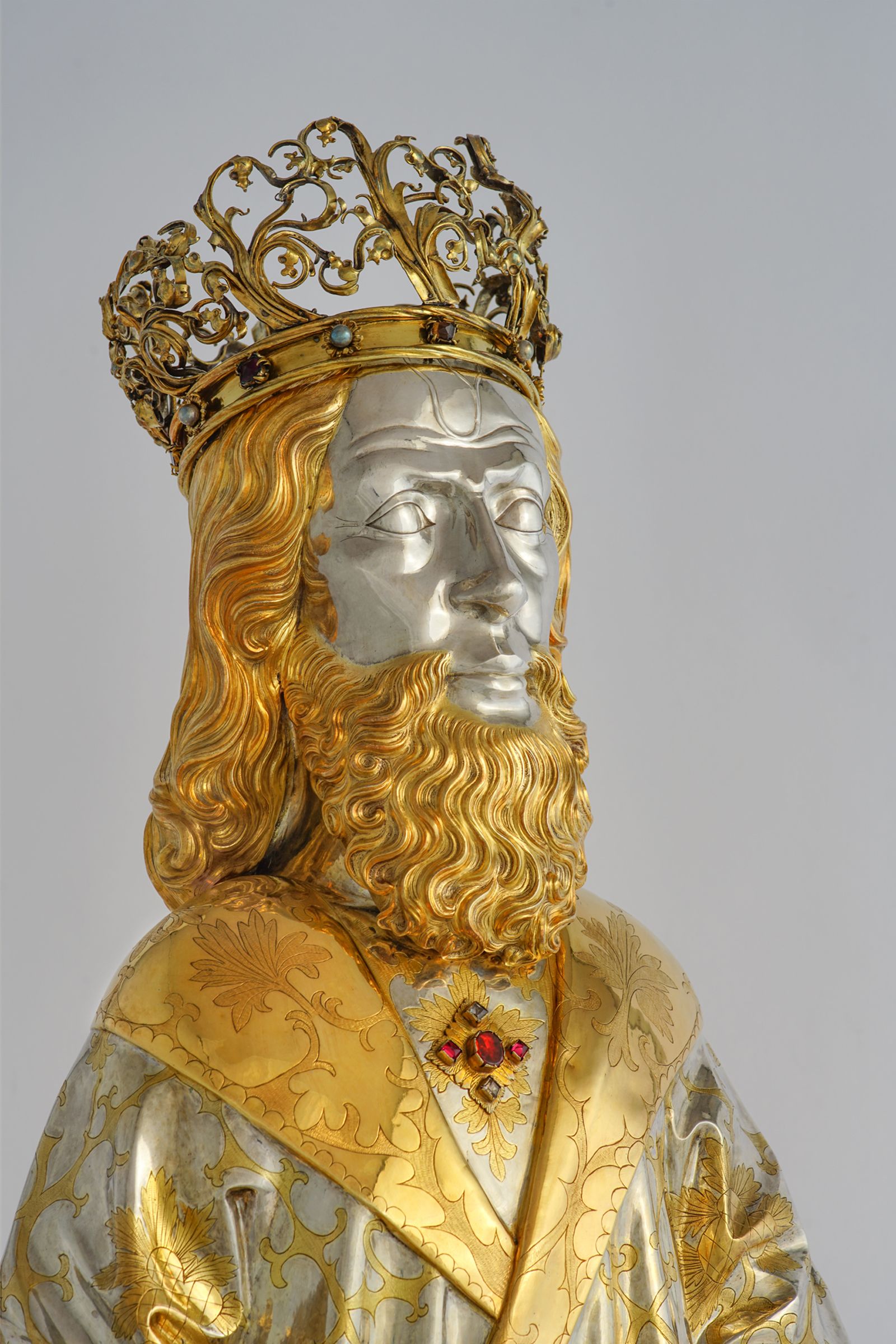 Stephan Köllicker relikviář v muzeu klenotů v Churu, zlaté zdobení, umělecky zdobené detaily.