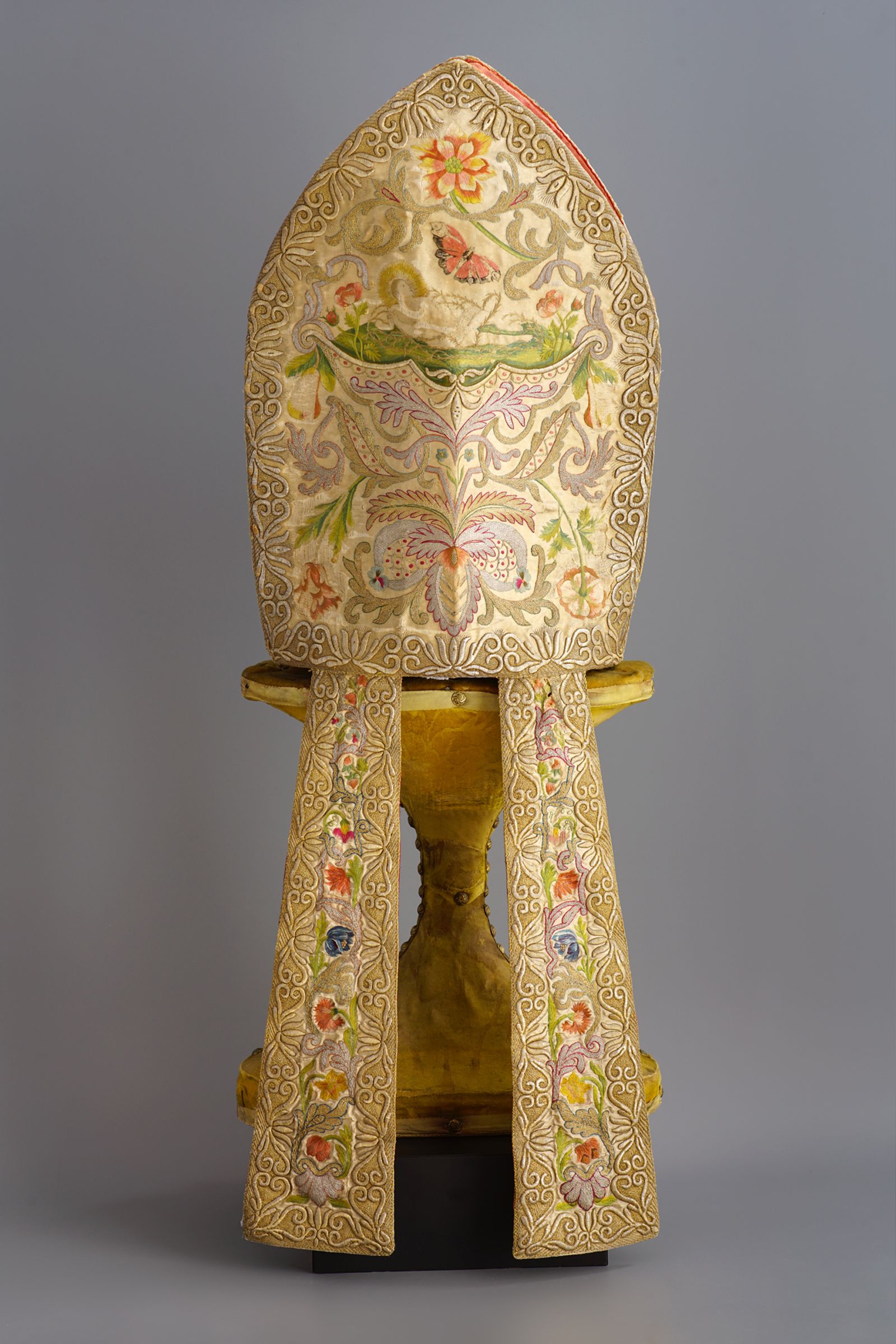 Mitra v Knihovně pokladnice v Churu s detailní výzdobou a barevnými motivy