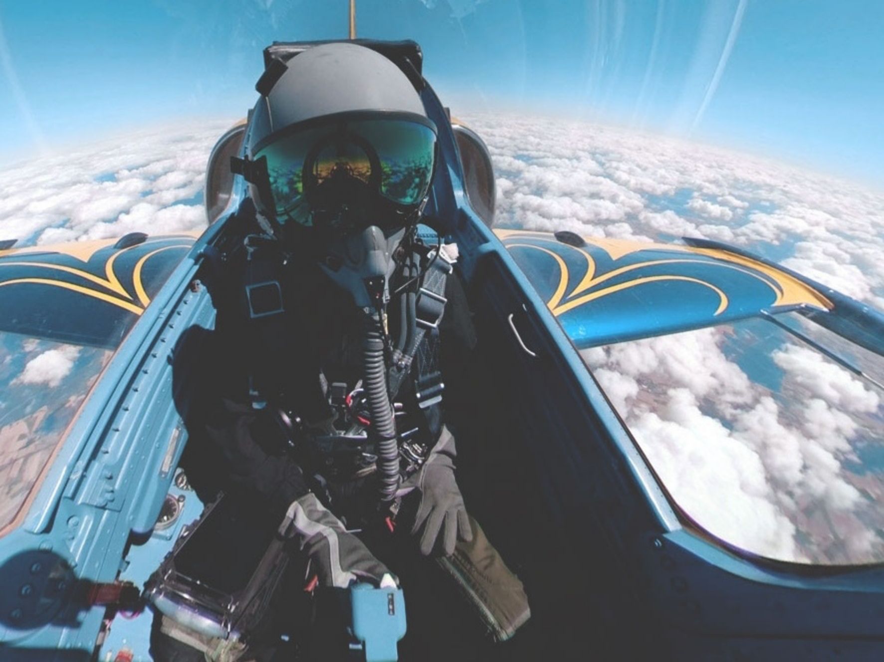 L39 Albatros: úchvatný výhled z kokpitu stíhačky nad Sionem ve Švýcarsku.