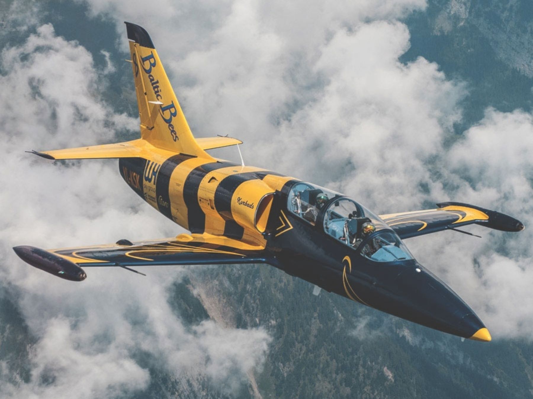 L39 Albatros: impresivní letadlo létá nad oblaky ve švýcarském Sionu.