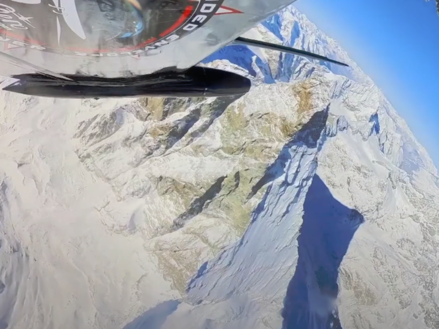 L39 Albatros : Survole avec nous des montagnes enneigées et découvre la nature impressionnante en hiver.