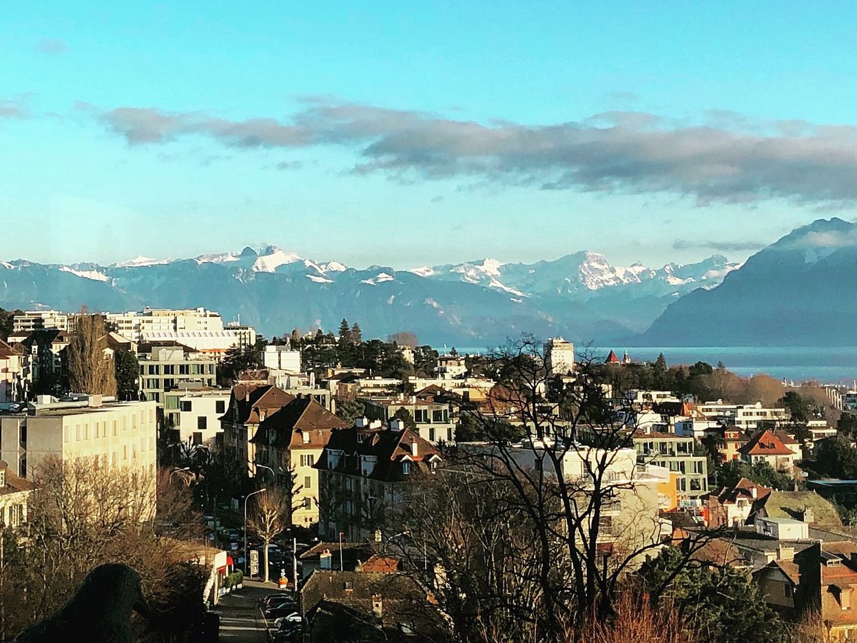 परिदृश्य: पहाड़ियों और ज्यॉफ शहर का पलौड़ा, प्राकृतिक और शहरी जीवन का मेल।