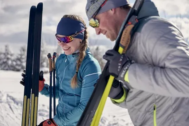 Langlaufen: Genieten in de sneeuw met vrienden tijdens een skivakantie in het winterlandschap.