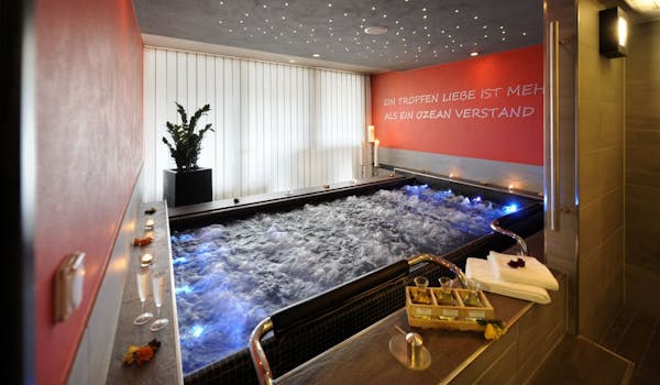 Private whirlpool with prosecco at the Eiger Selfness Hotel in Grindelwald