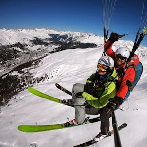 Parapendio con partenza sugli sci a Davos