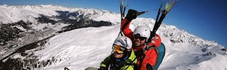Partenza in parapendio con gli sci a Davos