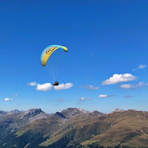 Paragliding Davos for couples tandem flight from Jakobshorn