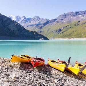 Fais du kayak sur le Lac de Moiry en Valais