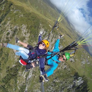 Vol biplace en parapente en été depuis Belalp en Valais