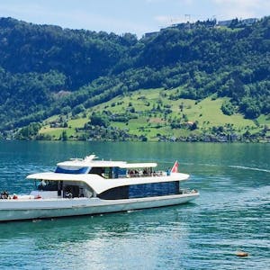 Tour en yacht panoramique au départ de Lucerne, audioguide du lac des Quatre-Cantons inclus