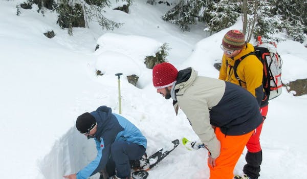 Cours sur les avalanches Sellamatt Tester la neige