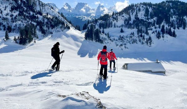 Escursione con le racchette da neve Paesaggio invernale Montagne Escursionista