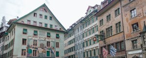 Pittura di facciata e giochi di parole Tour della città a Lucerna