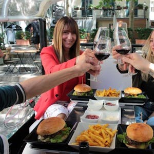 Zurich tour in tuk-tuk with burger, side dishes and wine