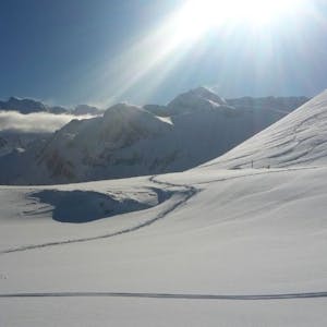 Escursione guidata con le racchette da neve a Kandersteg