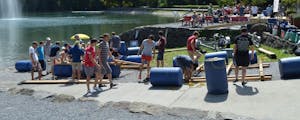 Construire des radeaux au lac de Walenstadt en équipe